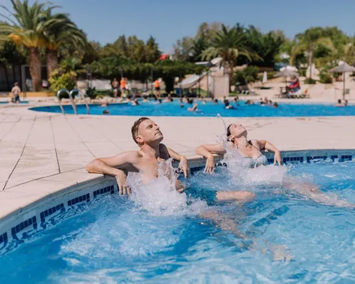 Vasca idromassaggio in piscina al Roan camping Tucan.