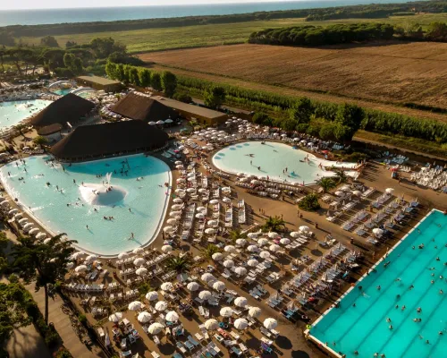 Panoramica del complesso di piscine del Roan camping Park Albatros.
