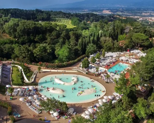 Panoramica della piscina Roan del campeggio Norcenni Girasole.