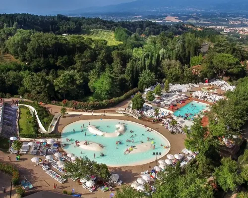 Panoramica della piscina Roan camping hu Norcenni Girasole village.