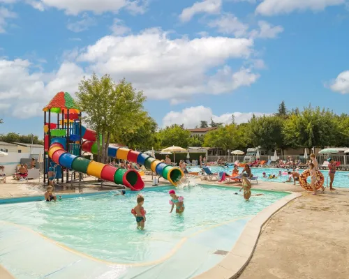 Bambini in piscina al Roan Camping Butterfly.