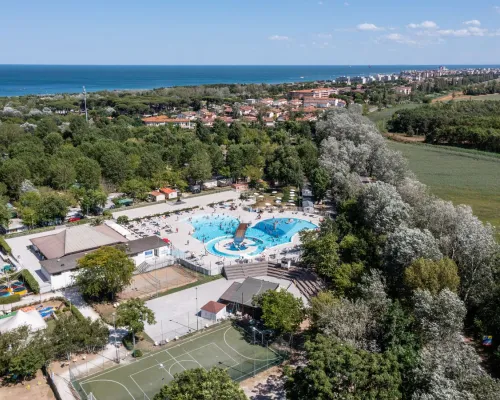 Ripresa con drone della piscina del campeggio Roan Adriano Village.