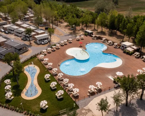 Piscina e parco giochi del Roan camping Rimini Family Village.