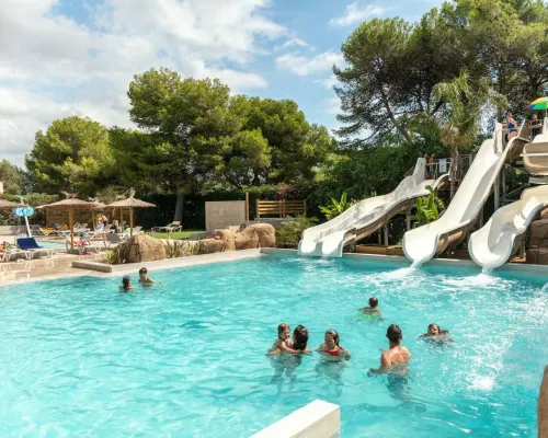 Piscina con scivoli al campeggio Roan El Garrofer.