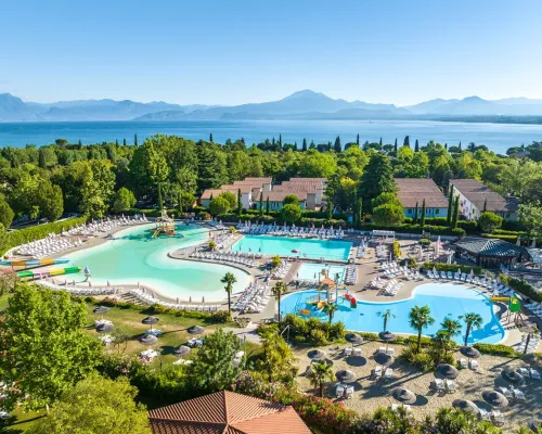 Panoramica delle piscine del Roan camping Bella Italia.