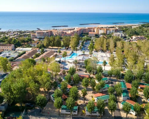 Panoramica del complesso di alloggi e piscine del Roan camping Club Napoléon.