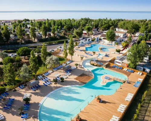 Panoramica delle piscine del Roan camping Méditerranée Plage.