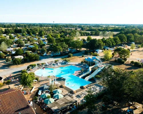 Panoramica della piscina del Roan camping du Latois.