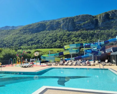Piscina con scivoli al campeggio Roan L'Ideal.