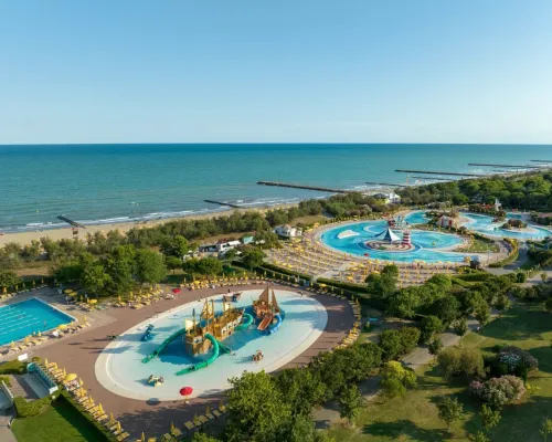 Panoramica della piscina del Roan camping Pra'delle Torri.