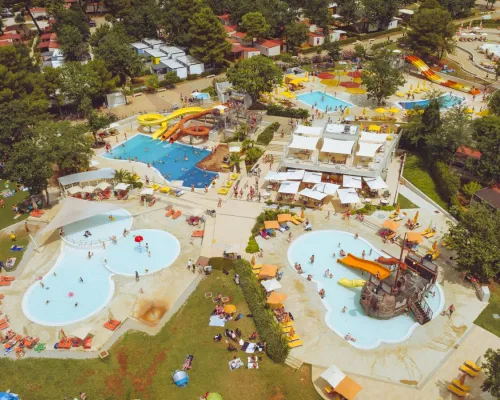Panoramica del complesso di piscine del campeggio Roan Lanterna.