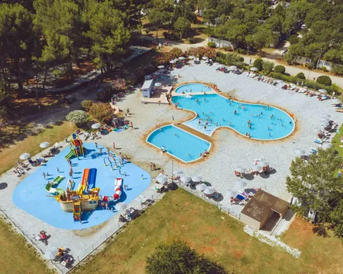 Panoramica della piscina del campeggio Roan Bi Village.