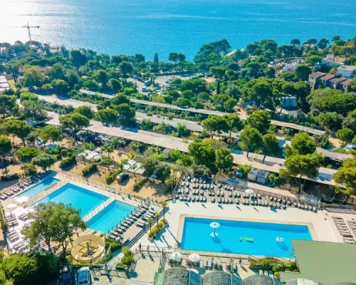 Panoramica delle piscine del campeggio Roan Cala Gogo.