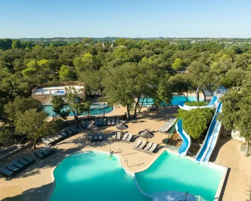 Una foto d'insieme della piscina del Roan campeggio Domaine de Massereau.