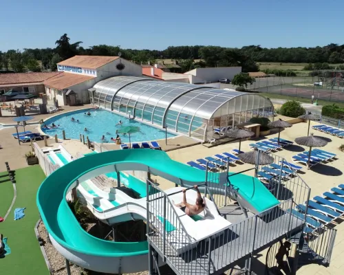 Panoramica con piscina coperta al campeggio Roan Le Domaine de Beaulieu.