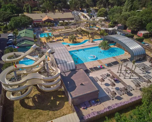 Panoramica del complesso di piscine del Roan camping La Pinède.