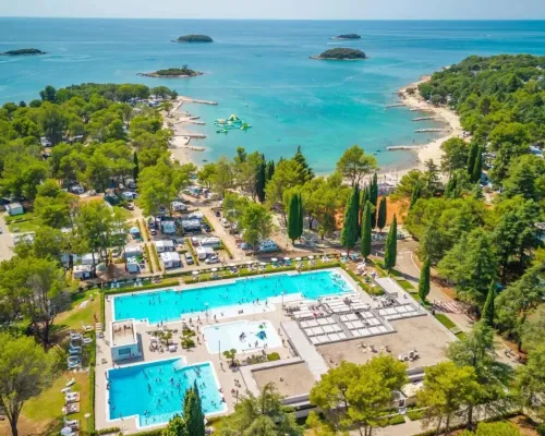 Piscina e spiaggia del campeggio Roan di Valkanela