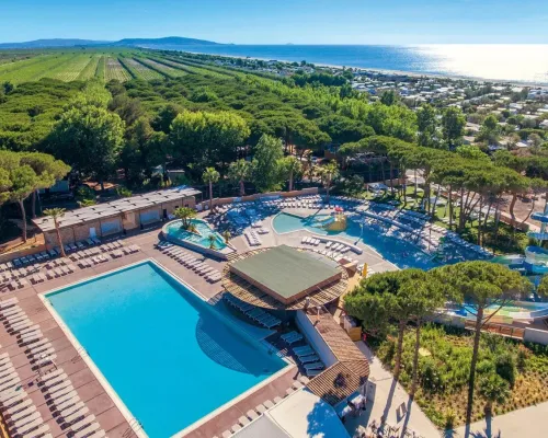 Panoramica della piscina del Roan campeggio Le Castellas.