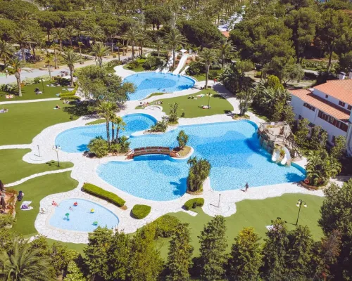 Panoramica della piscina e della vasca per bambini del campeggio Roan Playa Montroig.