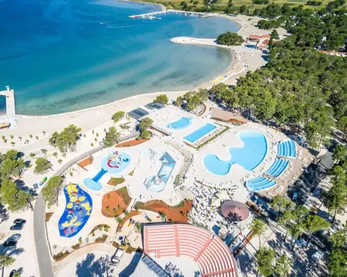 Panoramica della piscina e della splendida baia del campeggio Roan di Zaton Holiday resort.