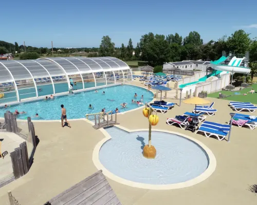 Panoramica della piscina con vasca per bambini del campeggio Roan Le Domaine de Beaulieu.
