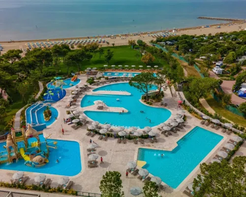 Foto aerea del parco acquatico abbinato alla spiaggia del Roan camping Mediterraneo.