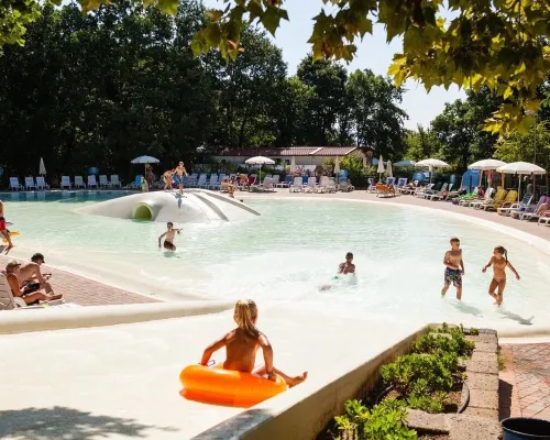 Piscina del campeggio Roan hu I Pini.