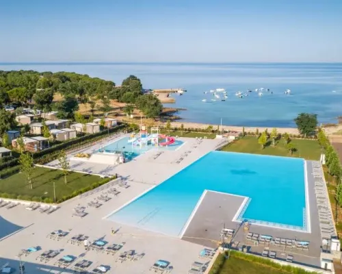 Piscina con piscina per bambini e scivoli e baia al campeggio Roan Park Umag.