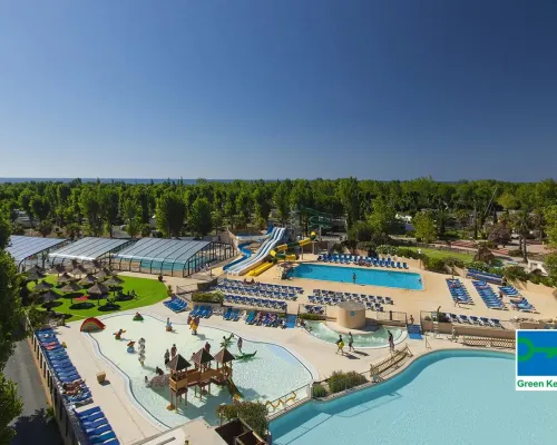Panoramica delle piscine del Roan camping Domaine de La Yole.