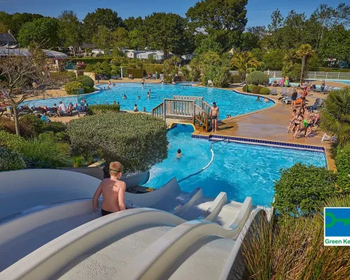 Scivoli e piscina del campeggio Roan Grande Métairie.