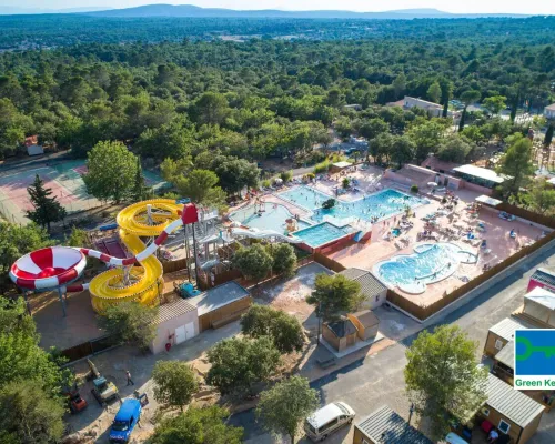 Panoramica della piscina del Roan camping Du Verdon.