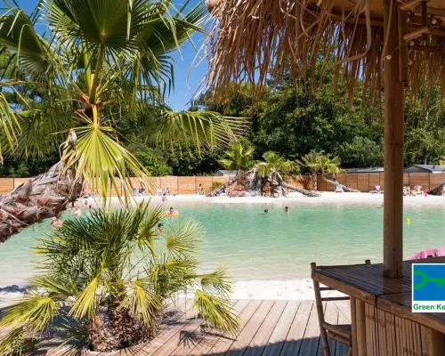 Immagine d'atmosfera della piscina laguna del campeggio Roan La Clairière.