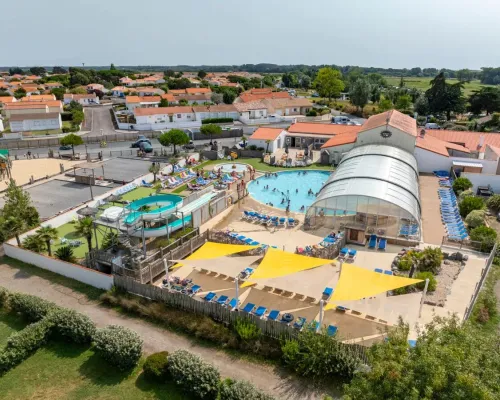 Panoramica della piscina con vasca per bambini del campeggio Roan Le Domaine de Beaulieu.