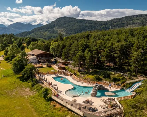 Vista dall'alto della piscina del campeggio Roan Les Collines de Castellane.
