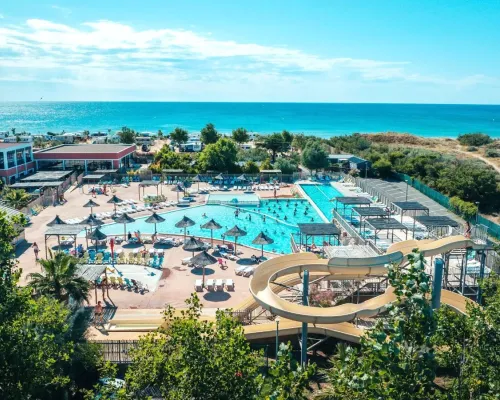 Panoramica del complesso di piscine del campeggio Roan Les Méditerranées Beach Garden.