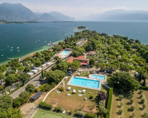 Panoramica della piscina del Roan camping La Rocca Manerba.