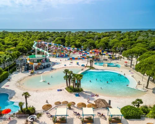Panoramica del complesso di piscine del campeggio Roan Union Lido Mare.