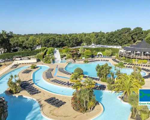 La bella piscina del campeggio Roan La Grande Métairie.
