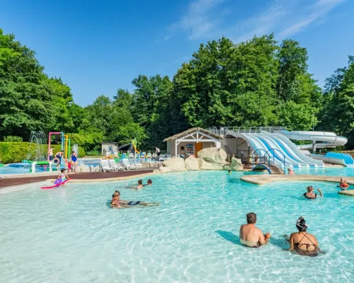 Panoramica della piscina del Roan camping de Bonnal.