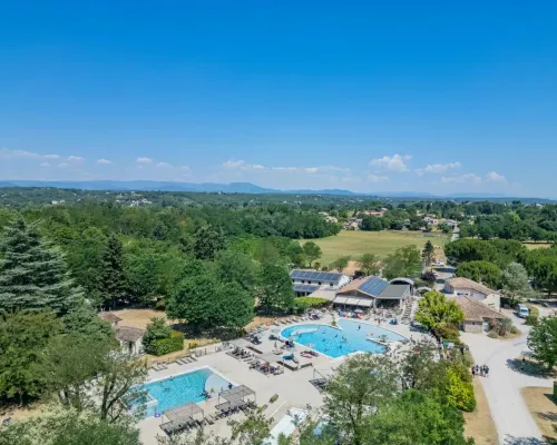 Panoramica della piscina del campeggio Roan La Grand Terre.