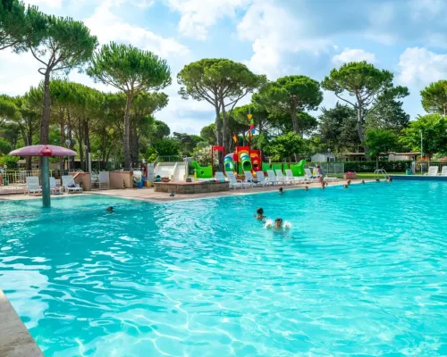 Piscina con lettini al Roan camping Del Forte.