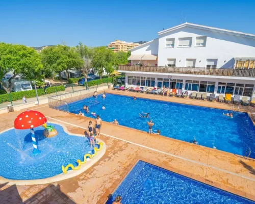 Panoramica della piscina del Roan camping Caballo de Mar.