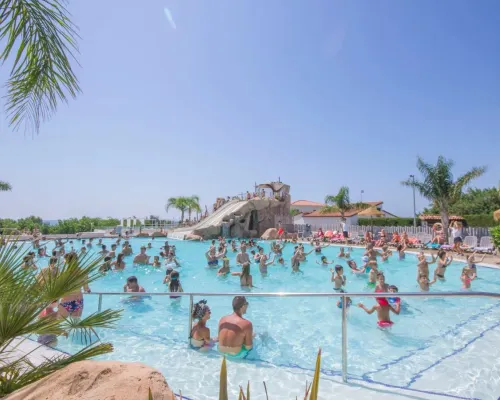 Panoramica della piscina del campeggio Roan Alannia Els Prats.