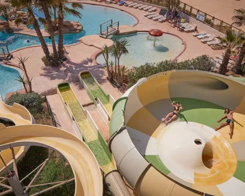 Diversi scivoli divertenti con tornado al campeggio Roan Le Petit Mousse.