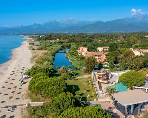 Panoramica del campeggio Roan Arinella Bianca in Corsica.