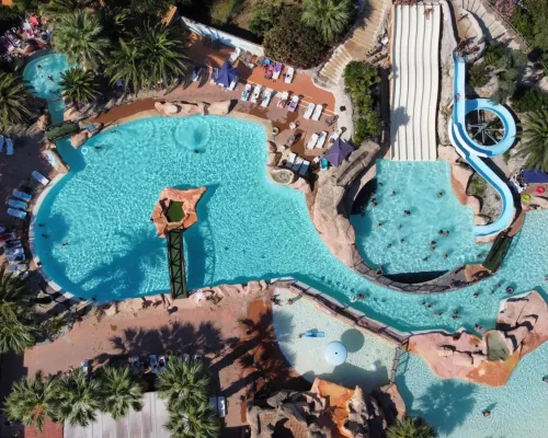 Vista dall'alto della piscina del campeggio Roan Les Sables d'Or.