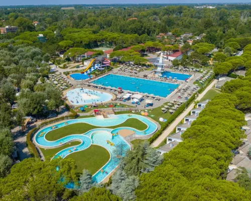 Panoramica delle piscine del campeggio Roan Marina Julia Camping Village.