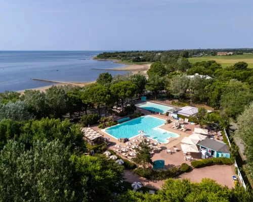 Panoramica della piscina e della spiaggia del campeggio Roan Tenuta Primero.