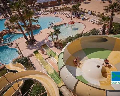 Diversi scivoli divertenti con tornado al campeggio Roan Le Petit Mousse.