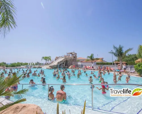 Panoramica della piscina del campeggio Roan Alannia Els Prats.